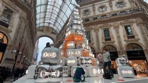 albero di gucci imbrattato|Ultima generazione imbratta l'albero di Natale di Gucci in Galleria .